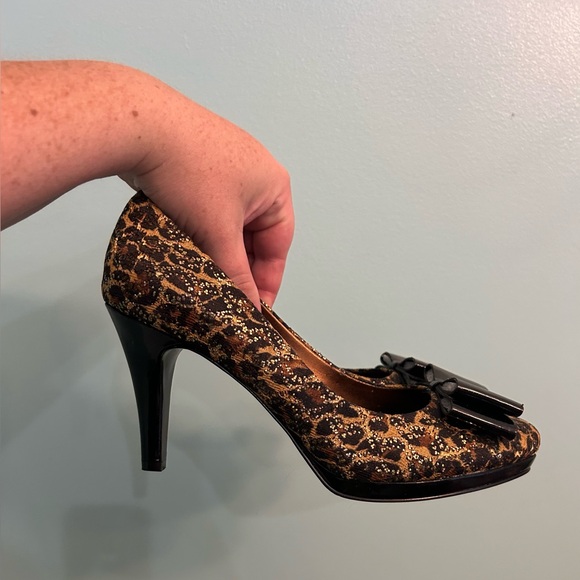 AK Anne Klein Leopard Cheetah Animal  Print Heels Black Accent Bow SZ 7.5 - Picture 1 of 9